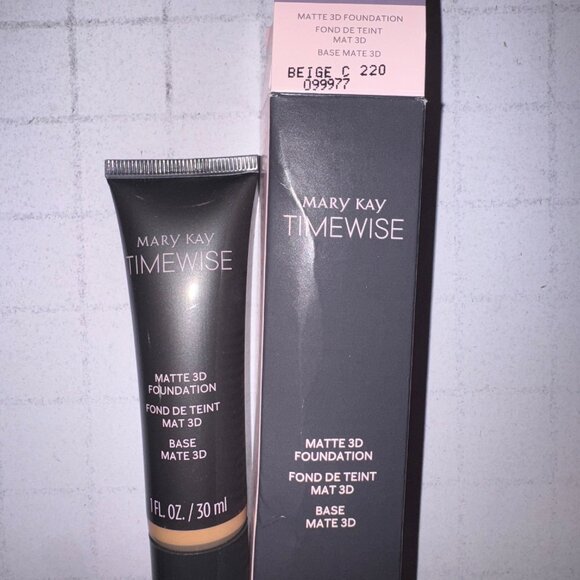 Mary Kay TimeWise Matte 3D Foundation 1 fl. oz. Beige C 220 - Picture 1 of 3